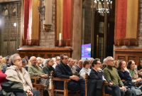 Dues-centes persones a la presentació de Els papers de Tierno Galván