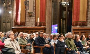 Dues-centes persones a la presentació de Els papers de Tierno Galván