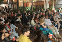 Dues-centes persones celebren la nit electoral europea