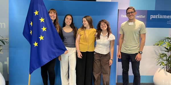 Les guanyadores del premi Què és per a tu Europa? 2024 visiten Brussel·les