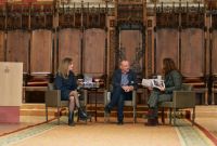 Dues-centes persones a la presentació de Els papers de Tierno Galván