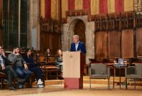 Dues-centes persones a la presentació de Els papers de Tierno Galván