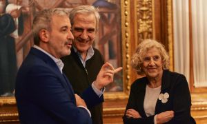 Dues-centes persones a la presentació de Els papers de Tierno Galván