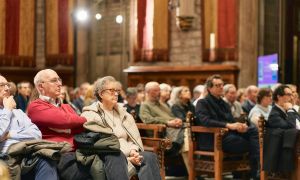 Dues-centes persones a la presentació de Els papers de Tierno Galván