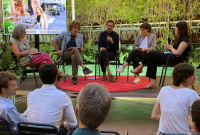 Dues-centes persones celebren la nit electoral europea