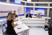 Dolors Camats, directora de la FCE, colabora en una entrevista con el consejero Jaume Duch, Carme Colomina i Sonia Andolz